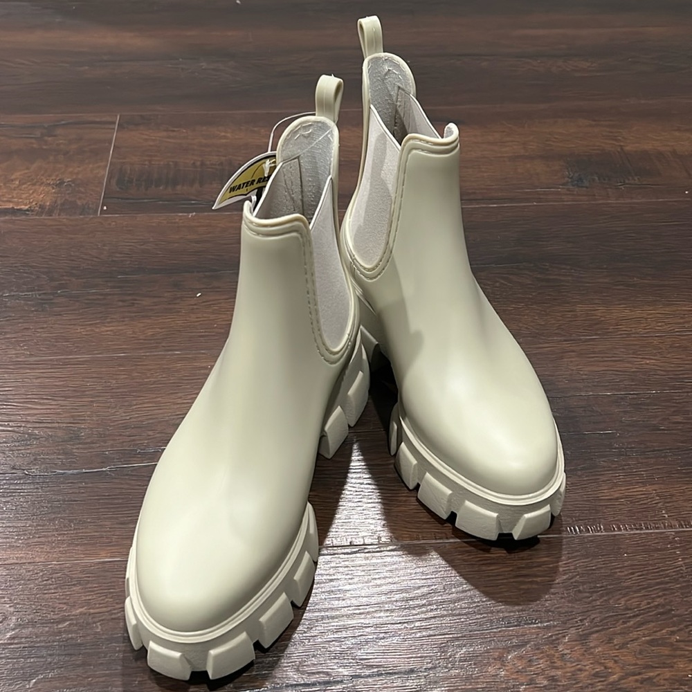 NWT Jeffrey Campbell Platform Lug Sole Chelsea Rain Boot Cream